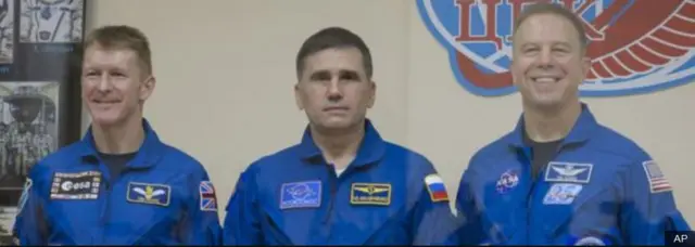 تيم بيك مع رائدي الفضاء الأمريكي تيم كوبرا والروسي يوري مالينتشينكو