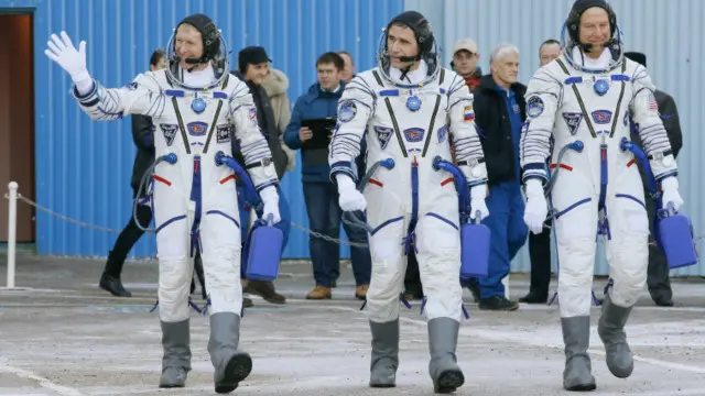 Tim Peake (kiri), Yuri Malenchenko (tengah) dan Tim Kopra (kanan) masuk ke kapsul menjelang peluncuran. 