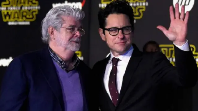 شوهد جورج لوكاس (يسار)، منتج ومخرج أفلام حرب النجوم، وهو يضحك ويتحدث مع جيه جيه أبرامز، مخرج وكاتب "صحوة القوة"