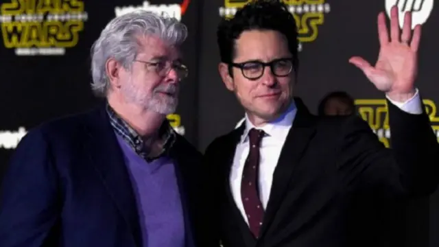 سٹار وارز کی تازہ ترین فلم کے ڈائریکٹر جے جے ابریمز ہیں جنھوں نے دا فورس اویکنز میں سٹار وارز کی پہلی فلم کے اداکاروں کے ساتھ ساتھ نئے چہرے بھی شامل کیے ہیں۔