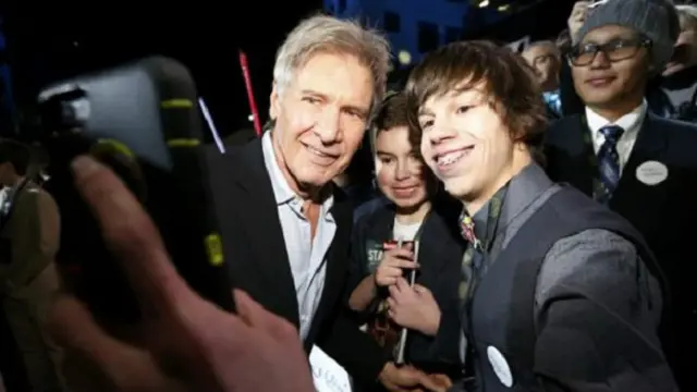 سنہ 1977 میں ہین سولو کا اہم کردار ادا کرنے والے سٹار ہیرسن فورڈ بھی اس فلم میں شامل ہیں۔