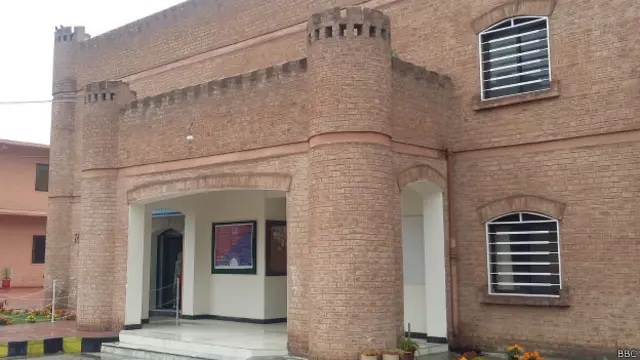 اعتبار نامی اس منصوبے کے تحت صوبے میں مثالی تھانے یا ماڈل پولیس سٹیشن بنائے جا رہے ہیں۔ سات میں سے اب تک پانچ ماڈل پولیس سٹیشن بنائے جا چکے ہیں جبکہ دو تکمیل کے مراحل میں ہیں