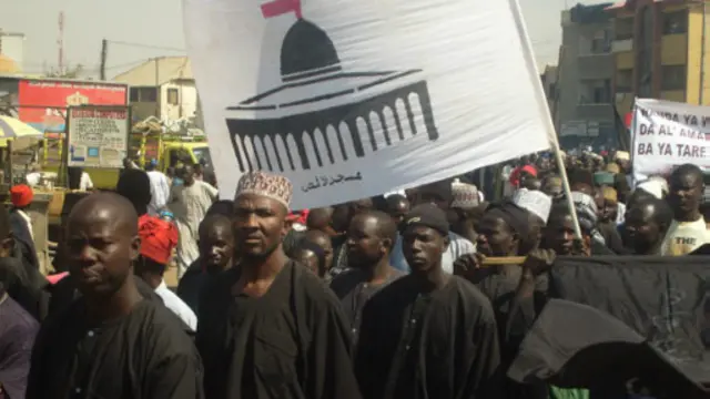 Warga Syiah di Nigeria menggelar aksi protes terhadap tindakan aparat militer yang dituduh melakukan aksi kekerasan. 