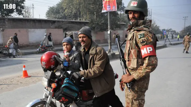  شہر میں سکول کی طرف جانے والے راستے بند کر دیے گئے جبکہ آرمی پبلک سکول میں زیر تعلیم بچوں کے والدین سکول کے قریب پہنچنا شروع ہو گئے۔