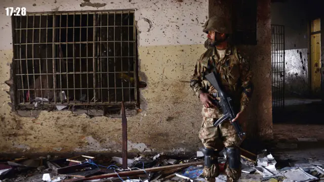 آرمی پبلک سکول کی عمارت کے آخری بلاک میں موجود پانچویں اور چھٹے دہشت گرد کے مارے جانے کی اطلاعات سامنے آئیں۔ فوجی حکام کا یہ بھی کہنا تھا کہ دہشت گردوں کی جانب سے بچھائی گئی آئی ای ڈیز کی وجہ سے سکول کو کلیئر کروانے کی رفتار میں رکاوٹ پیش آ رہی ہے۔