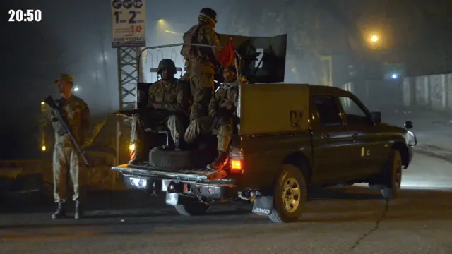 ڈائریکٹر جنرل آئی ایس پی آر میجر جنرل عاصم باجوہ نے بتایا کہ آرمی پبلک سکول پر سات شدت پسندوں نے حملہ کیا اور ان سب کو ہلاک کر دیا گیا ہے۔ انھوں نے کہا کہ شدت پسندوں کے ساتھ جھڑپوں میں سات ایس ایس جی کمانڈو زخمی ہوئے ہیں جبکہ 132 بچوں سمیت 141 افراد مارے گئے۔ 
تحریر: عزیز اللہ خان، بی بی سی اردو 