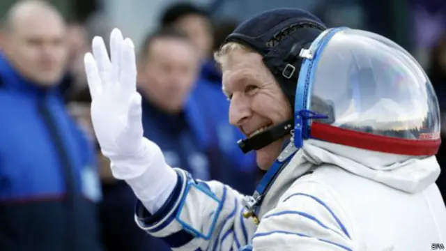 ब्रिटिश अन्तरिक्ष यात्री टीम पीक काजखस्तान बैकोनुर कस्मोड्रोमबाट रकेट चढनु अघि विदाइमा हात हल्लाउँदै। 