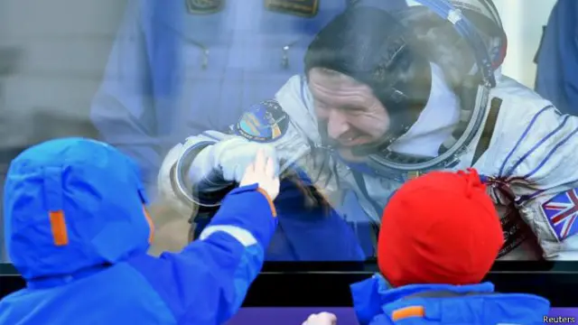 पूर्व सैनिक हेलीकोप्टर पाइलट उनी इन्टरन्याशनल स्पेश स्टेशन तर्फ लाग्नु अघि आफ्ना छोराछोरीसँग विदावारी भए। जहाँ उनले ६ महिना विताउनेछन्। 