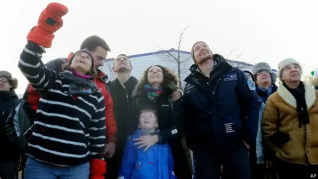 टीम पीककी श्रीमती रेबेका(बीचमा) र उनका छोरा टमसले काजखस्तानमा रकेट लञ्च भएको हेरेका थिए। 