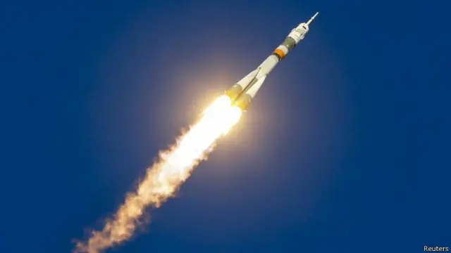 एक मिनेटपछि रकेट एक हजार माइल प्रति घण्टा (१६०० किलोमीटर प्रतिघण्टा) का दरले आकाशतिर लाग्यो। 