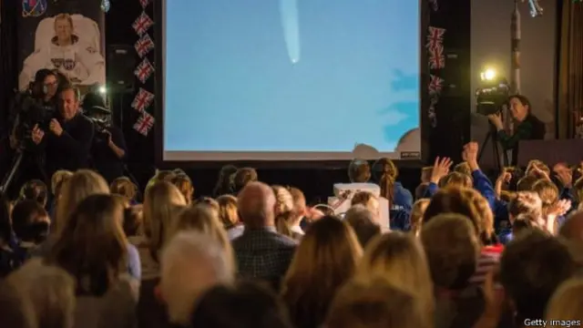 वेष्ट ससेक्सस्थित टीम पीकको वेष्टबोर्न गाउँमा मानिसहरु रकेट उडेको हेर्न जम्मा भएका थिए। 