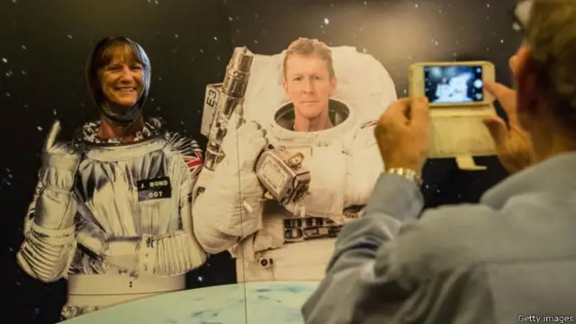 वेष्टबोर्न सोसल क्लबमा रकेट उडानको उपलक्ष्यमा भोज आयोजना गरिएको थियो जहाँ उनीहरुले कार्डबोर्डमा रहेको टीम पीकको तस्वीरसँग बसेर आफ्नो तस्वीर खिचेका थिए। 