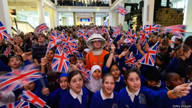 लण्डनको साइन्स म्युजियममा पनि यसलाई प्रसारण गरिएको थियो। 