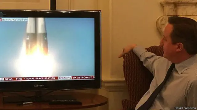 यसैबीच प्रधानमन्त्री डेभीड क्यामरनले पनि रकेट उडेको हेरेका थिए। 