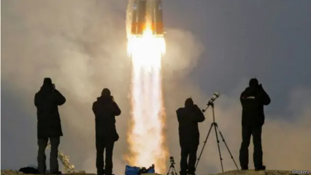 रकेट उड्नु अघिको क्षण खिच्न थुप्रै फोटोग्राफरहरु जम्मा भएका थिए। 