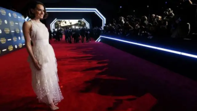 تلعب الممثلة ديزي ريدلي دور ري في الفيلم