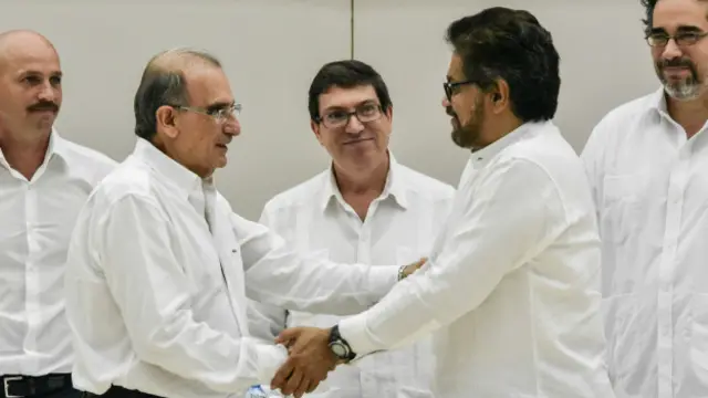 Negociadores del gobierno de Colombia y FARC al momento de hacer el anuncio.