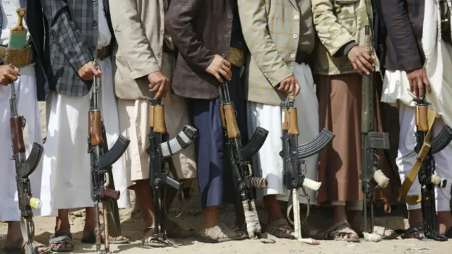 Мужчины с автоматами