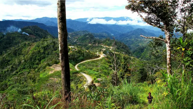 Angapenga, một ngôi làng lớn nằm cách thành phố lớn thứ nhì của Papua New Guinea là Lae khoảng 250km về phía tây nam, là một trong hàng chục địa điểm ở Quận Aseki, nơi ta có thể nhìn thấy các thi thể hun khói.