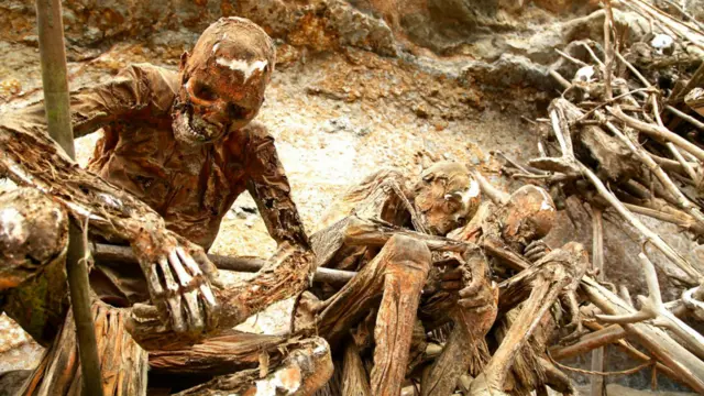 Người Anga sống tại Quận Aseki của Papua New Guinea, vùng cao nguyên nằm bên rìa thế giới hiện đại, thừa hưởng một trong những nghi lễ kỳ quặc nhất của thế giới cổ đại: hun khói thi thể người chết. Là một hình thức lưu giữ lạ lùng, mà theo cách nhìn của người ngoài là rất kỳ cục, các xác chết được hun khói của người Aseki đã hấp dẫn trí tưởng tượng của các nhà nhân chủng học, các nhà văn và các nhà làm phim từ hơn 100 năm nay. Tuy nhiên, chưa có ai chỉ ra được thực sự điều đó là gì mà đa phần chỉ toàn tưởng tượng, đồn đoán.