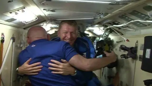 تینوں خلابازوں کا استقبال خلائی سٹیشن کے موجودہ عملے نے کیا