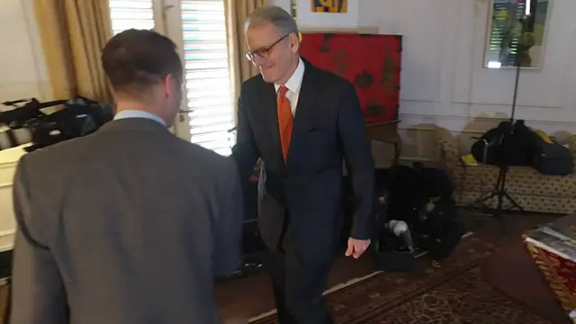 El corresponsal de la BBC en La Habana es recibido en la Embajada de Estados Unidos.