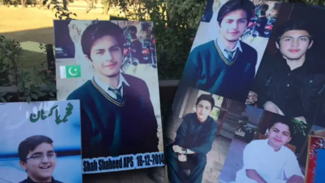 والدین اپنے ساتھ بچوں کی یادوں کے علاوہ ان کی تصاویر، کتابیں، بیگ اور یونیفارم بھی ساتھ لائے تھے