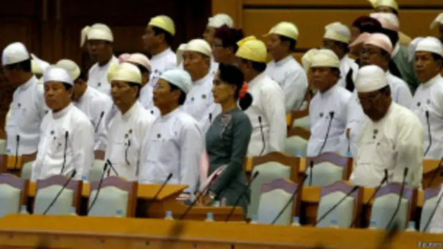 ပုဒ်မ ၅၉(စ)ကို ဆိုင်းငံ့သင့် မသင့် လွှတ်တော်မှာ အဆိုတင်ပြီး မဲခွဲလို့ ၅၀ရာနှုန်းကျော် ထောက်ခံမဲ ရရင် ဆိုင်းငံ့လို့ ရမယ်လို့ သူရ ဦးအောင်ကို ပြော