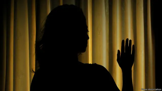 Perfil de mujer a contraluz