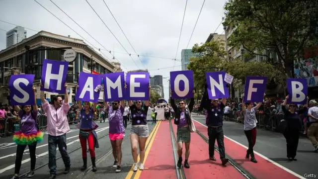 شہریوں کی آزادی کی علمبردار تنظیموں اور انسانی حقوق کے گروہوں نے ایک گمنام اتحاد قائم کیا ہے جو فیس بُک سے اس بات پر اصرار کررہا ہے کہ وہ اپنی اِن پالیسیوں کو تبدیل کرے