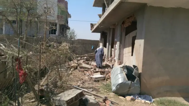 Abalak ailesinin Başak Mahallesi'ndeki evleri beş ay önce bir patlamada yıkılmış.