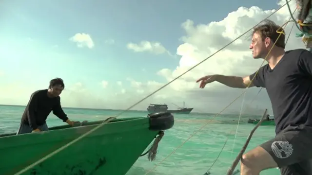 Después de sobrevolar las islas artificiales que se construye China, nos sumergimos en las aguas cercanas.