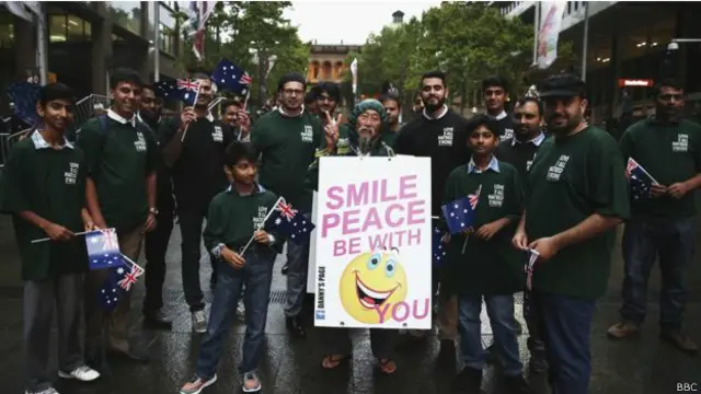 Para warga Muslim di Sydney, dan aktivis Danny Lim (tengah) ikut bergabung dalam mengenang korban tewas dalam kasus penyanderaan itu.