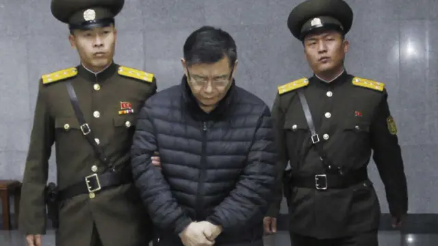 林賢洙牧師(中)被法警押離平壤朝鮮最高法院(16/12/2015)