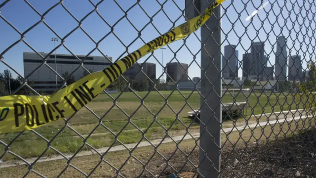 一间洛杉矶学校的运动场空空如也