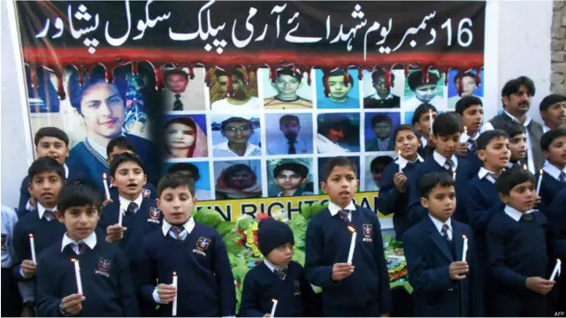 आर्मी स्कूल पर हमले में लगभग डेढ़ सौ लोग मारे गए जिनमें ज़्यादातर बच्चे थे