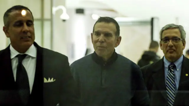 胡安·安赫尔·纳波特于美东时间15日出庭应讯，否认收受贿赂。