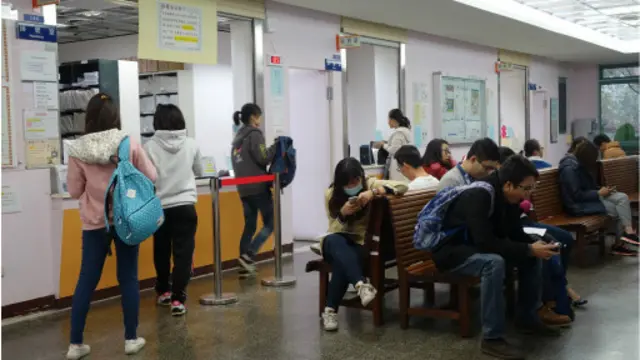 图为台湾大学保健中心,为全民健保特约诊所,学生或一般民众只要具健保身分就能看诊。