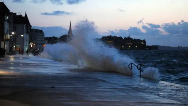 高高的潮水卷起滔滔海浪。(图片来源:Hana Schank)