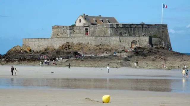 低潮时的国家要塞(图片来源:Hana Schank)