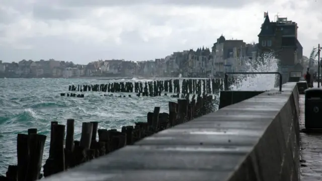 撞击声:海浪拍打着海堤(图片来源:Damien Meyer/AFP/Getty)
