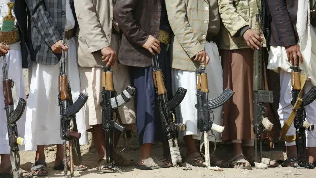 حُکومت نواز جنگجوؤں اور حوثی باغیوں کے درمیان سات روزہ جنگ بندی کا اعلان تو منگل کے دن کیا گیا تھا لیکن دونوں فریقین ایک دوسرے پر جنگ بندی کی خلاف ورزی کرنے کے الزامات عائد کر رہے ہیں