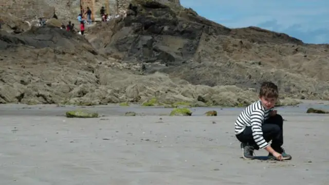 身着布列塔尼条纹装的男孩。(图片来源:Hana Schank)