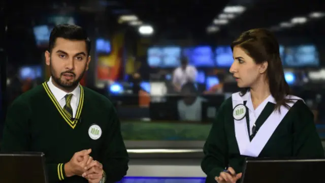 ප්‍රහාරයට ලක් වූ දරුවන්ගේ පාසල් නිල ඇඳුමට සමාන ඇදුමකින් සැරසී ජියෝ රූපවාහිනී සේවයේ නිවේදක නිවේදිකාවෝ මරුමුවට පත් දරුවන් ඇතුළු පිරිස වෙත සිය ගෞරවය පුද කළහ