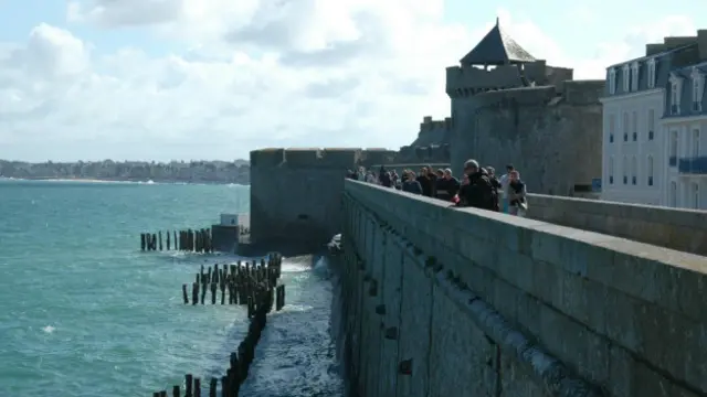 城墙漫步(图片来源:Hana Schank)