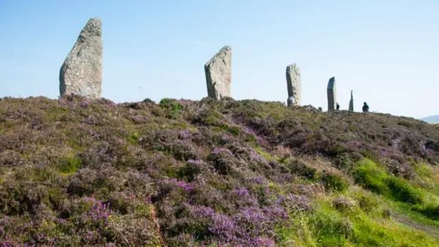 Ров Кольца Бродгара прорыт в скалистой породе на трехметровую глубину; ширина его составляет девять метров