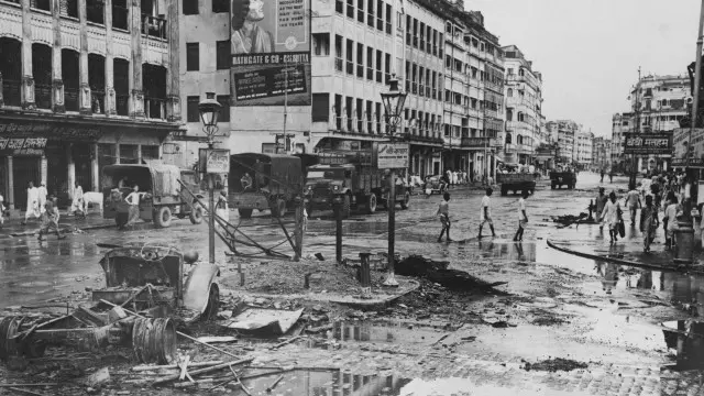 16 اگست 1946  کو مسلم اکثریتی صوبہ بنگال کے دارالحکومت کلکتہ اور گرد و نواح میں خوفناک فساد پھوٹ پڑا۔ ہندوؤں اور مسلمانوں نے جس کا جہاں بس چلا ایک دوسرے کو جی بھر کے لوٹا اور قتل کیا۔ اس خونی ہفتے کے دوران کلکتہ سمیت بنگال اور بہار میں لگ بھگ تین ہزار ہلاکتیں ہوئیں