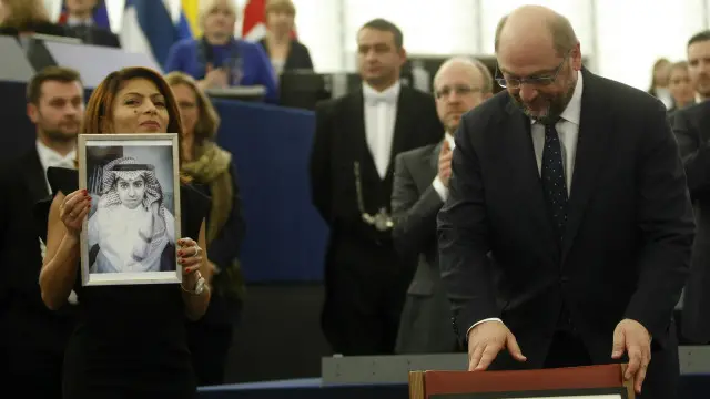 مارتن شولتس رئيس البرلمان الأوروبي يسلم زوجة رائف الجائزة