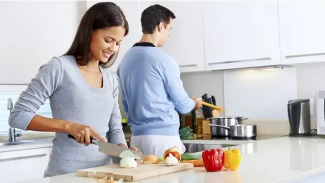 Un hombre y una mujer cocinando.