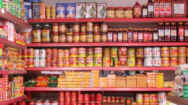 Fonio, fufu, mil, kinkéliba, vin de palme, pâte d'arachide, semoule de mil, bissap, jus de gingembre... le marché et ses échoppes a longtemps été l’endroit idéal pour trouver les ingrédients nécessaires à l’élaboration de plats transmis de générations en générations